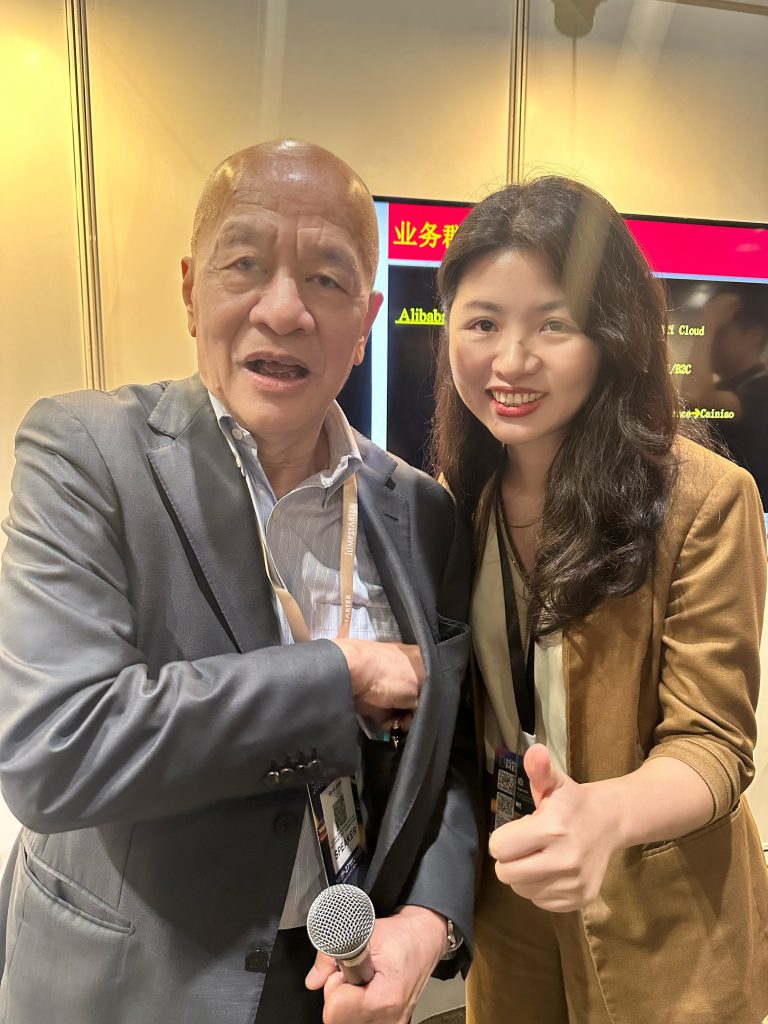 关明生（左）与虹科CEO陈秋苑（右）