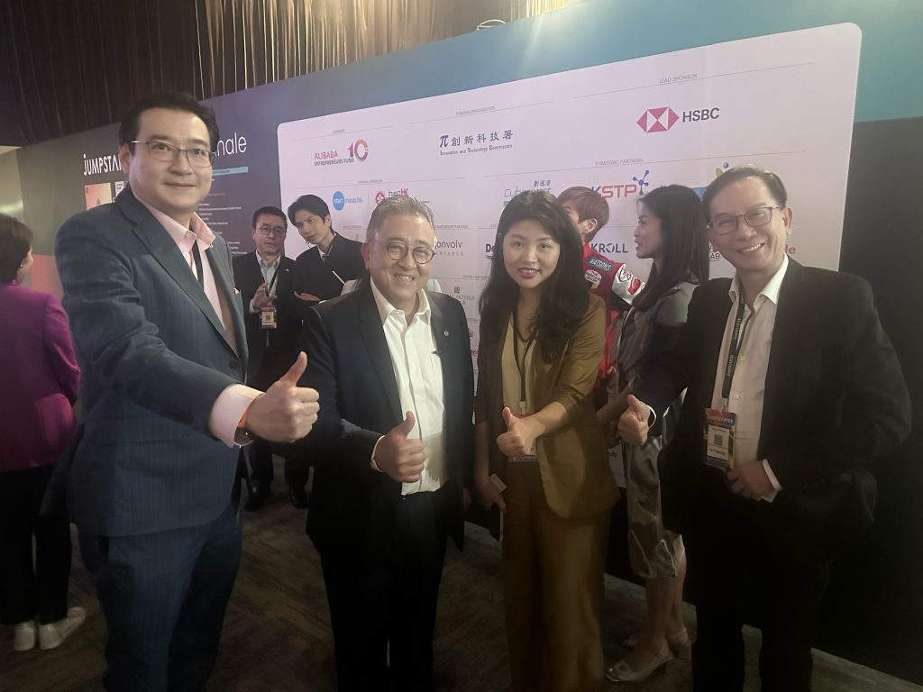 环亚集团创始人兼首席执行官 宋海施（左二）与虹科CEO陈秋苑 （左三）