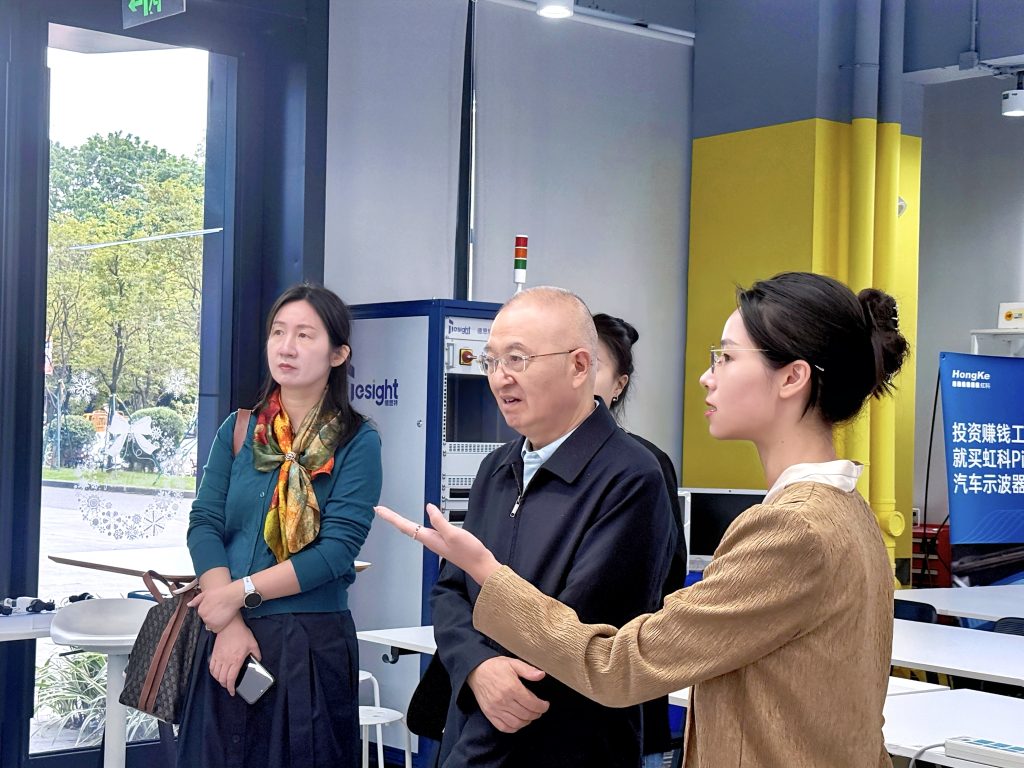 李善民教授一行参观虹科展厅（1�? class=